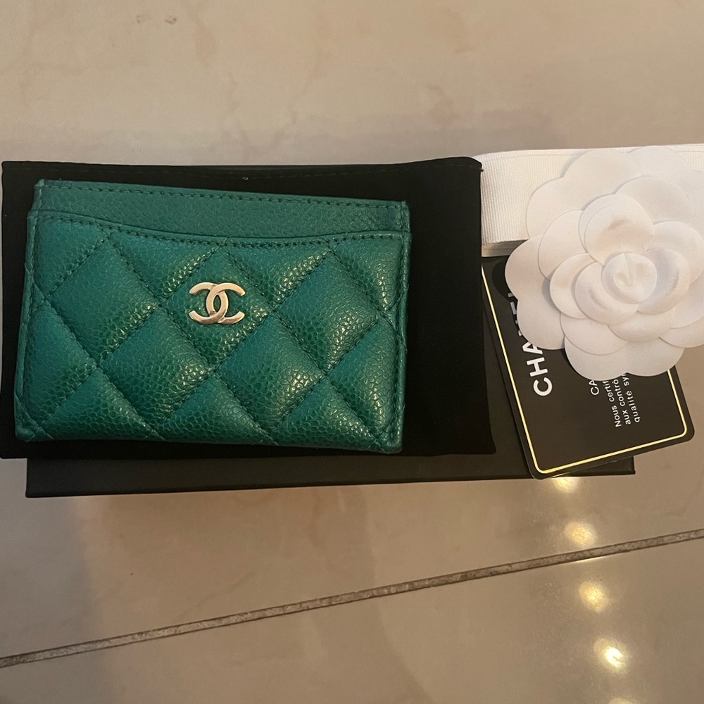 On hold Chanel Emerald Green 18s caviar card holder